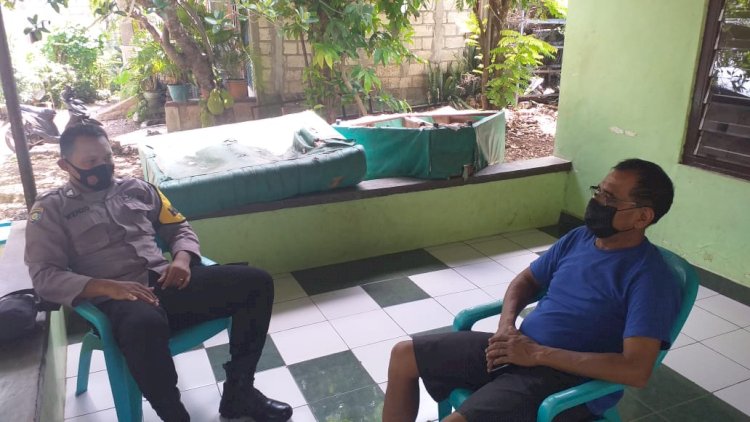 Dengan Sambang Dialogis, Bhabinkamtibmas Brigpol Wens Reba Himbau Warganya Patuhi Protokol Kesehatan