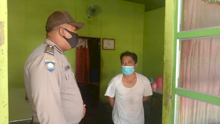 Sambangi Warung Makan, Bhabinkamtibmas Kelurahan Kolhua Sampaikan Protokol Kesehatan.