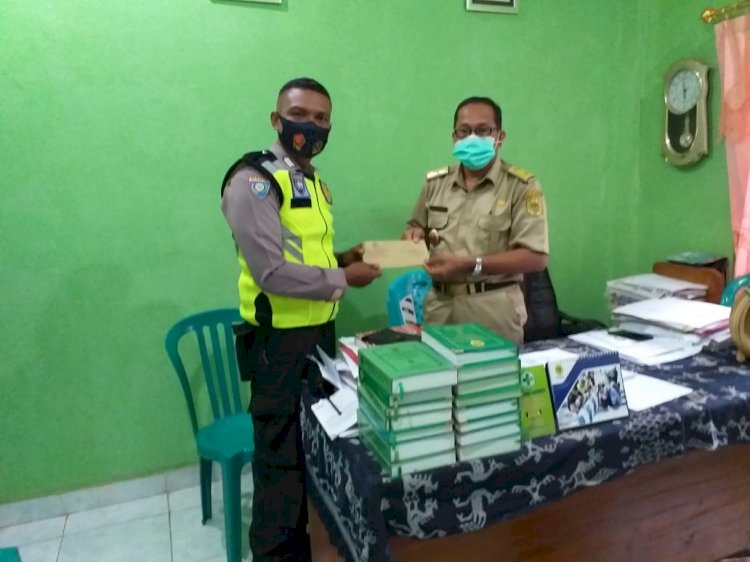 Bhabinkamtibmas Kelurahan Bakunase II Sambangi Kantor Lurah Beri Surat Himbaun Jelang Natal dan Tahun Baru 2021