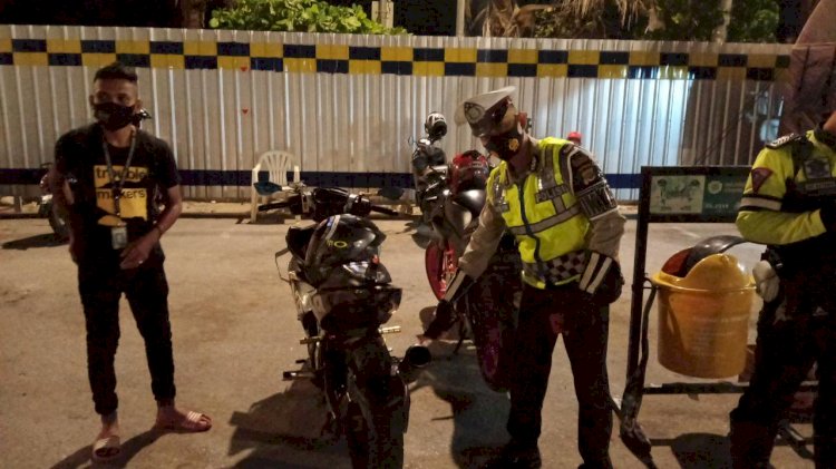 Jelang Tahun Baru, Satlantas Polres Kupang Kota Berikan Teguran Kepada Pengendara Motor yang Menggunakan Knalpot Racing