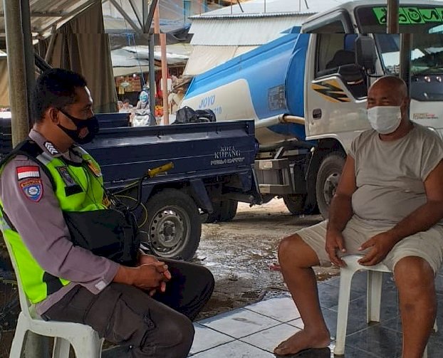 Dengan Humanis Bhabinkamtibmas Himbau Warga Pakai Masker dan Patuhi Protokol Kesehatan