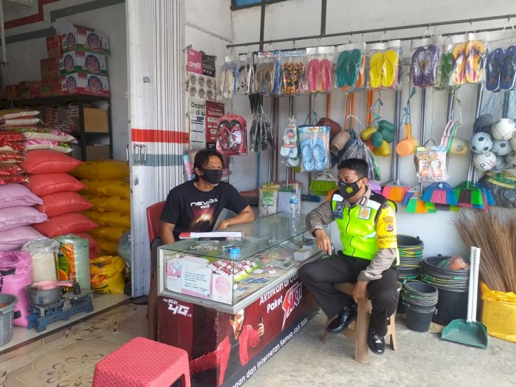 Cegah Penyebaran Virus Covid-19, Bhabinkamtibmas Polsek Kelapa Lima Berikan Himbauan Kepada Pemilik Toko