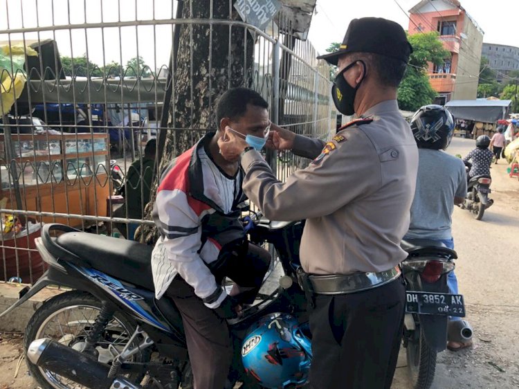 Sat Binmas Polres Kupang Kota Laksanakan Himbauan Dan Pendisiplinan Protokol Kesehatan Di Pasar Inpres Naikoten 1