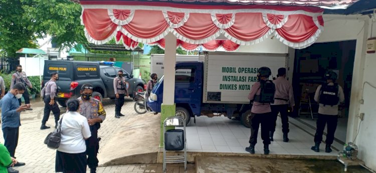 PERSONIL POLRES KUPANG KOTA KAWAL PENYERAHAN DAN PERGESERAN VAKSIN COVID-19 UNTUK WILAYAH KOTA KUPANG DARI INSTALASI FARMASI DINKES PROV. NTT KEPADA DINKES KOTA KUPANG.