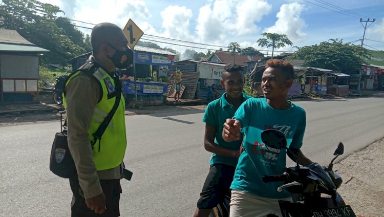 Tak Pakai Masker, Bhabinkamtibmas Tegur Serta Himbau Pengendara yang Tidak Menaati Protokol Kesehatan