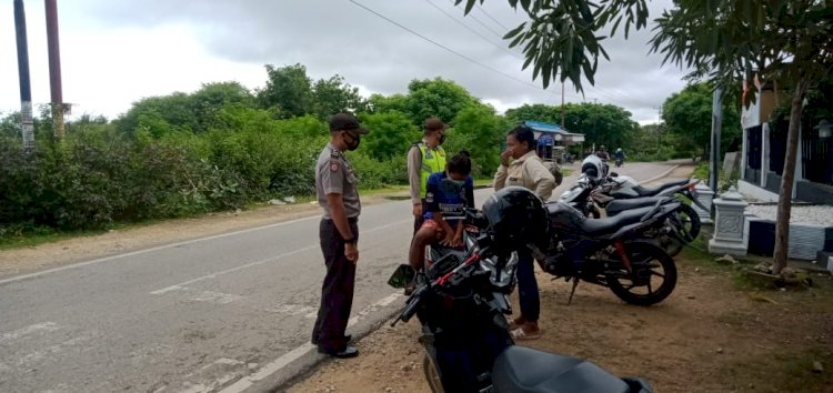 Tidak Taati Protokol Kesehatan, Bhabinkamtibmas Kelurahan Alak Tegur Serta Himbau Pengendara Yang Beraktivitas Tampa Gunakan Masker