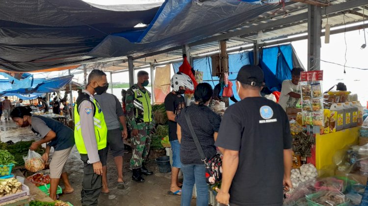 Minimalisir Penyebaran Covid-19, Bhabinkamtibmas Bersama Babinsa Himbau Pedagang dan Pengunjung Pasar Patuhi Protokol Kesehatan