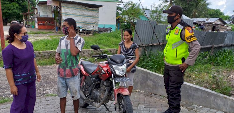 Pendisiplinan Penggunaan Masker, Bhabinkamtibmas Kelurahan Naimata Tegur Dan Himbau Warga Yang Beraktivitas Tidak Menggunakan Masker