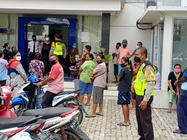 Adanya Kerumunan, Bhabinkamtibmas Himbaun Warga  Yang Mengantri Di Bank BRI Kelurahan Naikolan Agar Mentaati Protokol Kesehatan