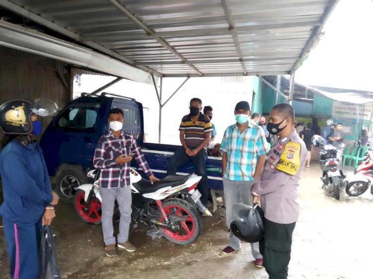 Cegah Penyebaran Covid-19, Bhabinkamtibmas Kelurahan Oebufu Laksanakan Patroli dialogis Dan Pengawasan prokes covid-19