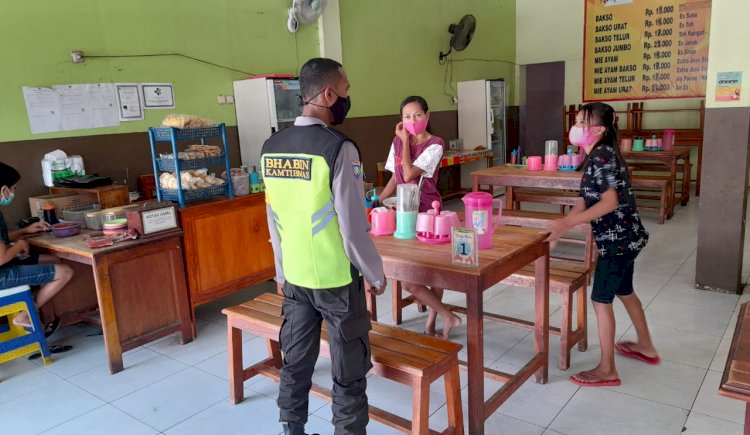 Tegur Agar Pakai Masker, Bhabinkamtibmas Kelurahan Oesapa Himbau Warung Makan