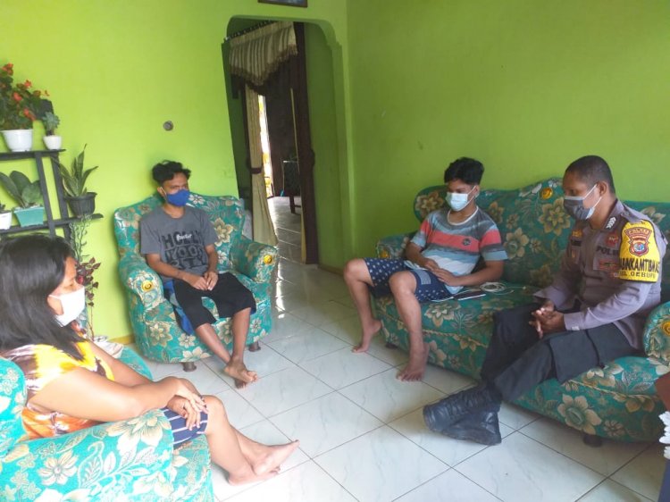 Sambang Warga, Bhabinkamtibmas Bripka Samri Nenotek Beri Himbauan Agar Warga Patuhi Protokol Kesehatan