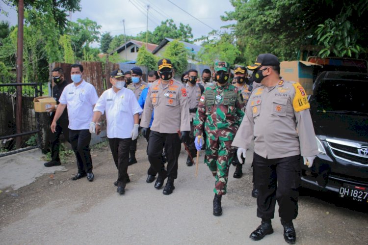 Bakti Sosial | Kapolda NTT Bagikan Masker di Pasar Oeba