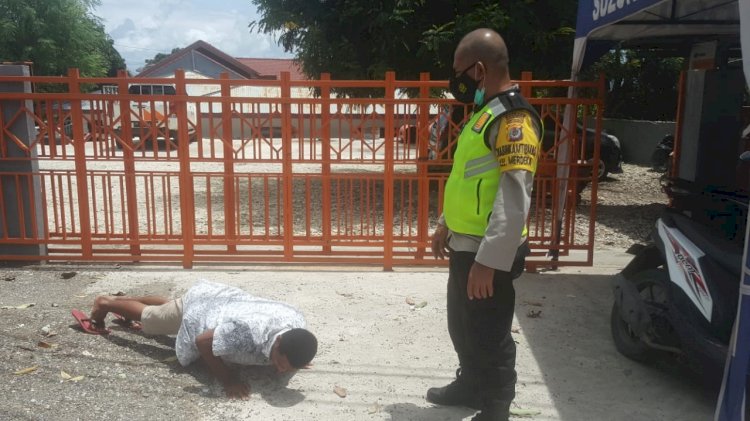 Tak Pake Masker, Bhabinkamtibmas Tegur Serta Beri Sanksi Warga Binaannya yang Tidak Menaati Protokol Kesehatan