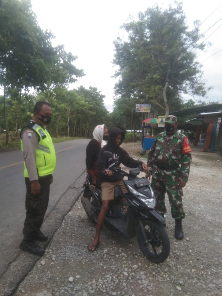 Sinergitas Bhabinkamtibmas Dan Babinsa Laksanakan Penertiban Protokol Kesehatan Cegah Penularan Covid-19