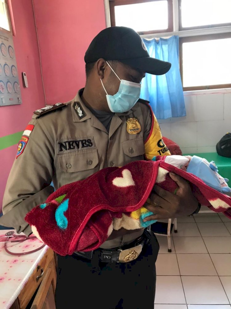 Aksi Heroik Bhabinkamtibmas Polres TTU Bantu Persalinan Seorang Ibu di Mobil Dinas Sat Binmas.