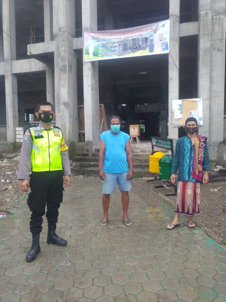 Upaya Memutus Rantai Penyebaran Covid-19, Bhabinkamtibmas Kelurahan Solor Pantau Kegiatan Ibadah Agar Sesuai Protokol Kesehatan