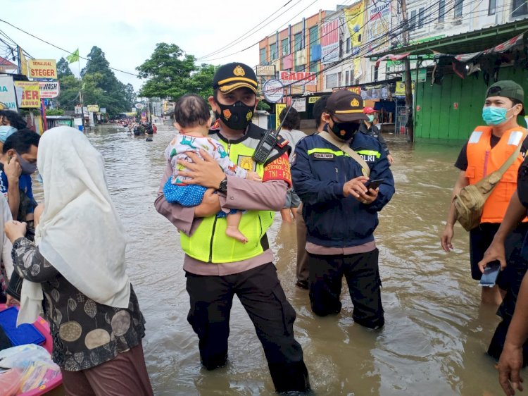 Wujud Negara Hadir, Personel TNI-Polri Dikerahkan Bantu Korban Banjir.