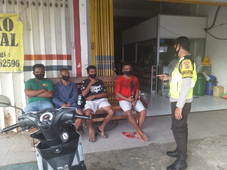 Sambang Dan Patroli Dialogis Bhabinkamtibmas Kelurahan Fatululi Tegur Para Karyawan Toko Yang Tak Patuhi Protokol Kesehatan