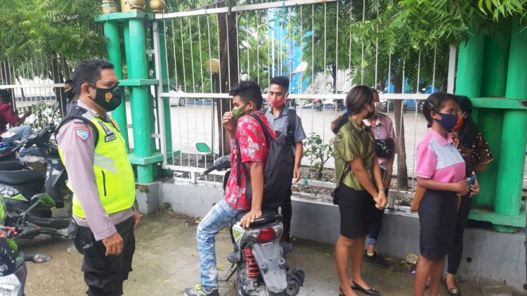 Himbau Taat Protokol Kesehatan, Bhabinkamtibmas Kelurahan Kayu Laksanakan Operasi Yustisi Penerapan dan Pendisiplinan Protokol Kesehatan.