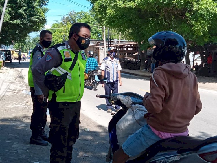 Bhabinkamtibmas Polsek Kelapa Lima Laksnakan Kegiatan Himbauan Dan Tindakan Gakplin Protokol Kesehatan
