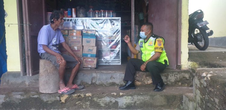 Tegur Secara Humanis, Bhabinkamtibmas Kelurahan Naikoten 2 Ingatkan Warga Binaannya Pakai Masker