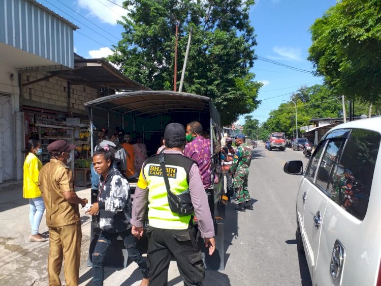 Pendisiplinan Penggunaan Masker, Bhabinkamtibmas Kelurahan Lasiana Tegur Dan Himbau Warga Yang Beraktivitas Tidak Menggunakan Masker