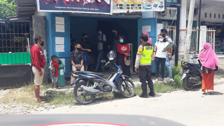 Tak Taati Protokol Kesehatan, Bhabinkamtibmas Kelurahan Kayu Putih Tegur Warga Yang Tak Menjaga Jarak Saat Beraktivitas