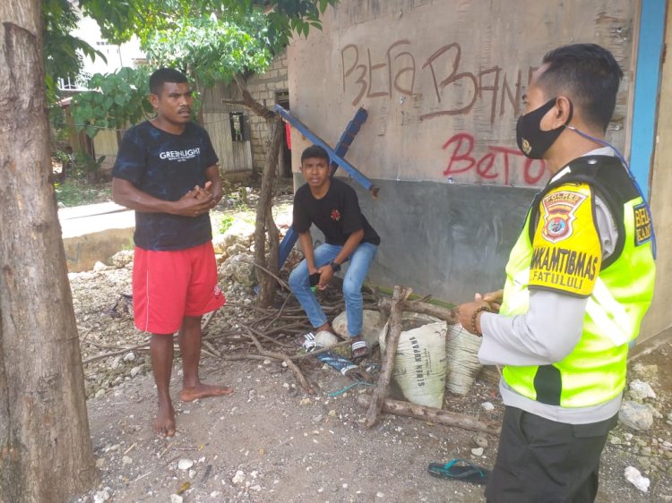 Bhabinkamtibmas Kelurahan Fatului Tegur Warga Yang Tidak Makai Masker Dengan Humanis