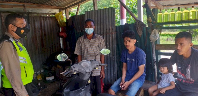 Cegah Covid-19, Bhabinkamtibmas Polsek Alak Tegur Warga Yang Tidak Pakai Masker