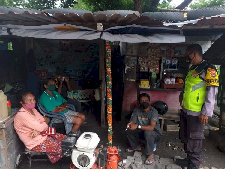 Menghadapi Pandemi Covid-19, Bhabinkamtibmas Bripka Samri Nenotek Himbau Warga Patuhi Protokol Kesehatan