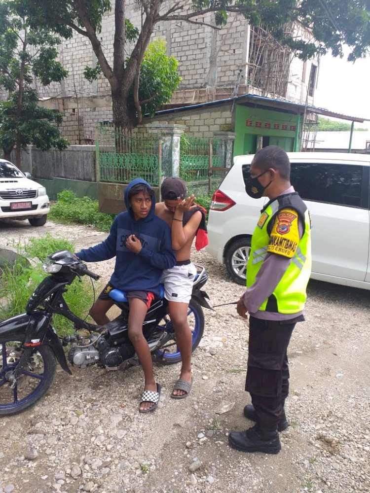 Tidak Memakai Masker, Bhabinkamtibmas Kelurahan Oebufu Tegur Serta Beri Sanksi Warga Binaannya yang Tidak Menaati Protokol Kesehatan