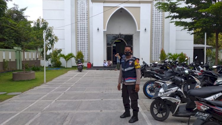Pastikan Giat Ibadah Berjalan Dengan Aman Dan Tetap Terapkan Protokol Kesehatan, Babinkamtibmas Manulai 2 Laksanakan Pengamanan Ibadah Umat Islam Di Masjid Nur Musafir