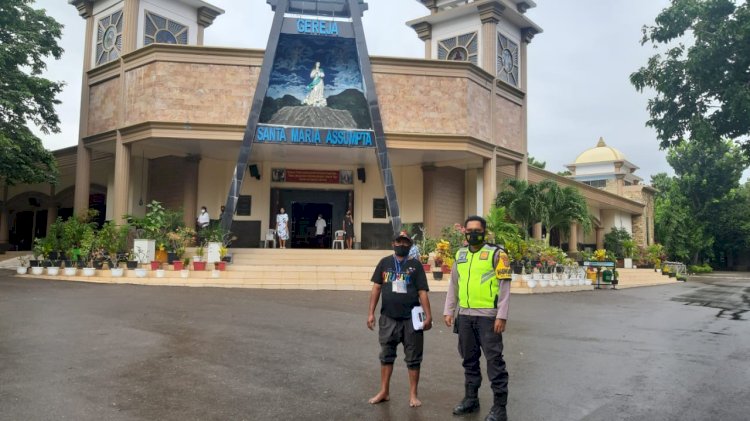 Amankan Ibadah Kamis Putih, Bhabinkamtibmas Polsek Oebobo Jaga Gereja Santa Maria Assumpta