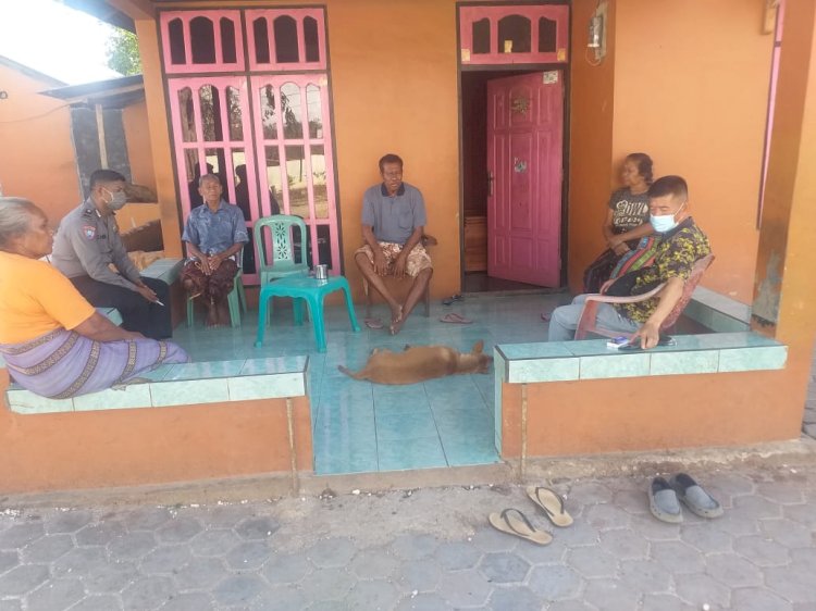 Sambang dan Patroli Dialogis, Bhabinkamtibmas Kelurahan Naioni Polsek Alak Tetap Himbau Warga Patuhi Protokol Kesehatan Cegah Covid-19