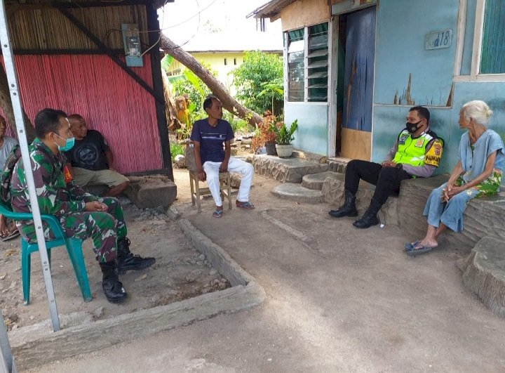 Sambangi Warga Bhabinkamtibmas bersama Babinsa Kelurahan Airnona Himbau Kamtibmas dan Protokol Kesehatan.