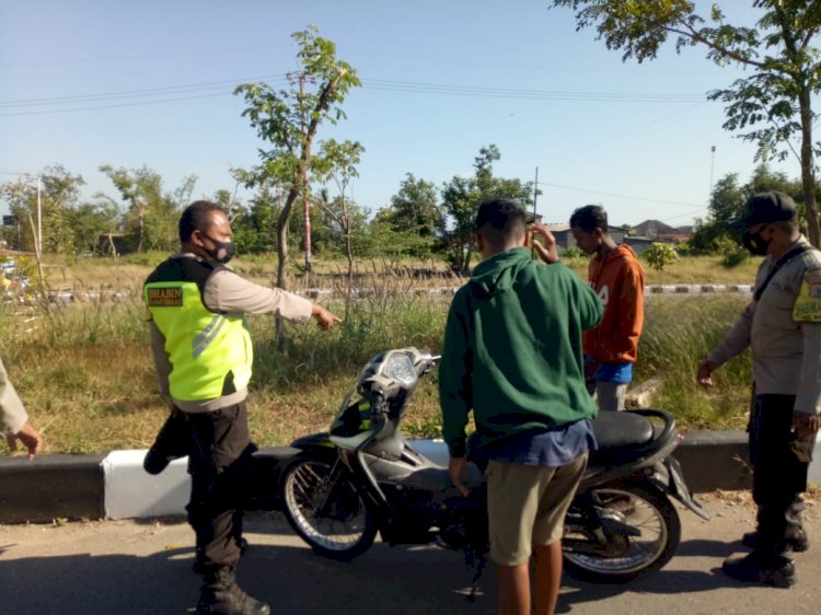 Sambang Dan Patroli Dialogis Bhabinkamtibmas Kelurahan FatukoaTegur Warga Yang Tak Patuhi Protokol Kesehatan