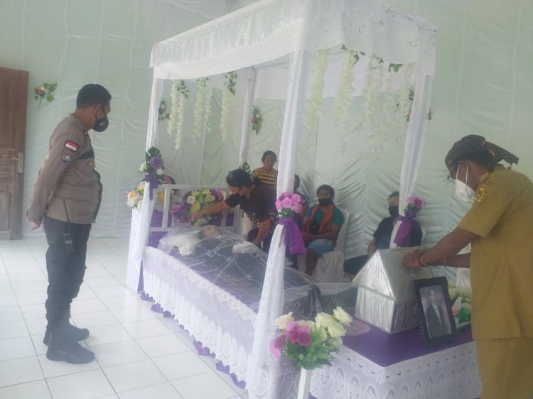 Ikut Berbelasungkawa, Bhabinkamtibmas Kelurahan Bakunase Sambagani Warganya Yang Berduka
