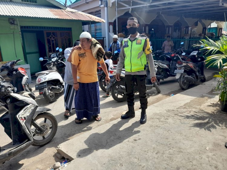 Pengamanan Sholat Jumat Bhabinkamtibmas Kelurahan Oesapa Berikan Pelayanan Terbaik