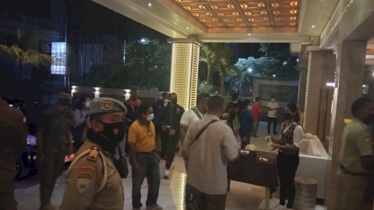 Polres Kupang Kota Dan Pemkot Kota Kupang Laksanakan Kegiatan Pemberlakuan Pembatasan Kegiatan Masyarakat (PPKM) Dengan Melakukan Patorli Himbauan dan Pendisplinan Protokol Kesehatan Terkait Dengan Pencegehan Penyebaran Virus COVID-19 di Kota Kupang