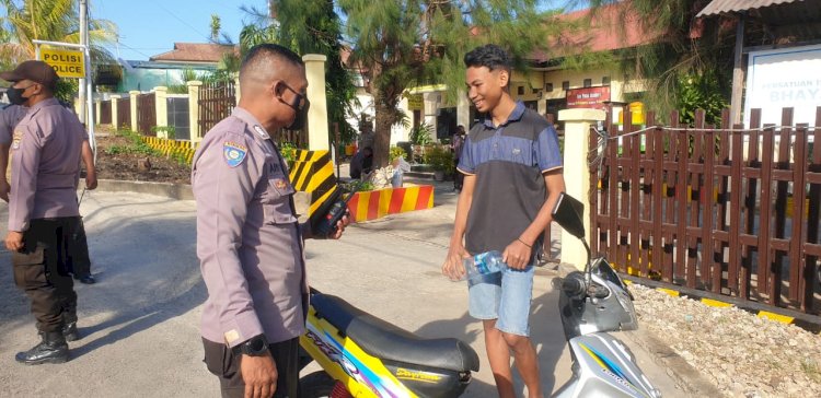 Pendisiplinan Penggunaan Masker, Bhabinkamtibmas Polsek Oebobo Tegur Dan Himbau Warga Yang Beraktivitas Tidak Menggunakan Masker