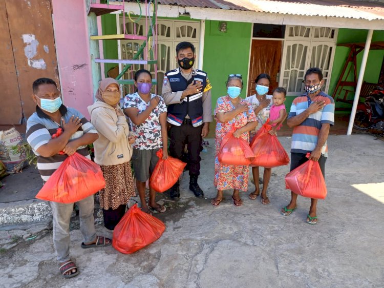 Sambut HUT Bhayangkara ke-75, Polres Kupang Kota Laksanakan Bakti Sosial Berikan Bansos Pada Warga Kota Kupang