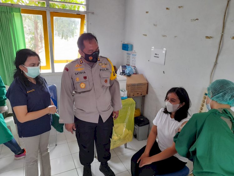 Pastikan Pelaksanaan Vaksinasi Massal Berjalan Dengan Baik ,Kapolres Kupang Kota Terjun Langsung Pantau Lokasi Pelaksanaan Di Wilayah Hukum Polres Kupang Kota