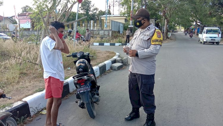 Laksanakan Penertiban Protokol Kesehatan Anggota Polsek Maulafa Tegur Warga Yang Beraktivitas Tidak Menggunakan Masker