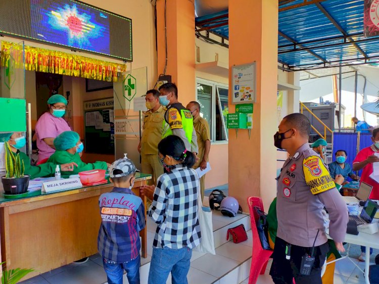Bhabinkamtibmas Laksanakan Pam Dan Monitoring Kegiatan Vaksinasi Di Puskesmas Oebobo