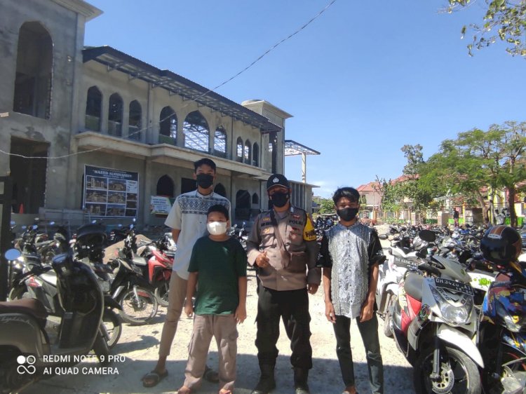 Bhabinkamtibmas Kelurahan Oebufu Laksanakan PAM Sholat Jumat  Ingatkan Warga Terapkan Protokol Kesehatan di Masjid