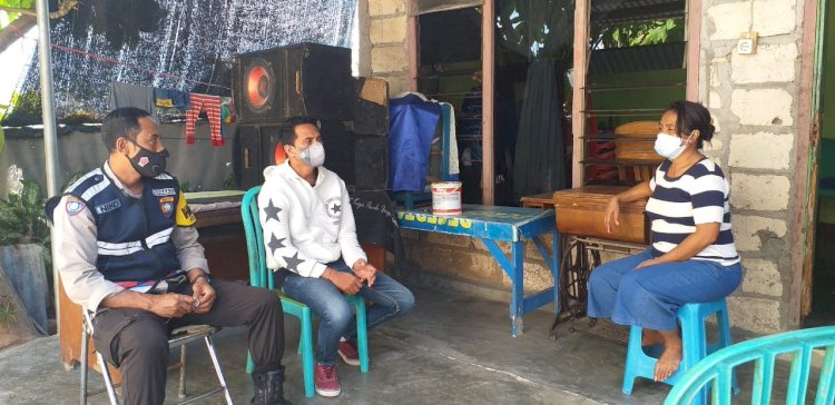 Sambangi Warga, Bhabinkamtibmas Kelurahan Fontein Himbau Warga Terkait Prokes dan Vaksinasi
