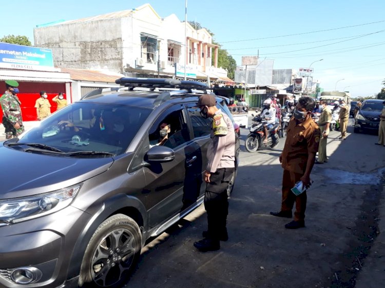 Laksanakan Penertiban Protokol Kesehatan Anggota Polsek Maulafa Tegur Warga Yang Beraktivitas Tidak Menggunakan Masker