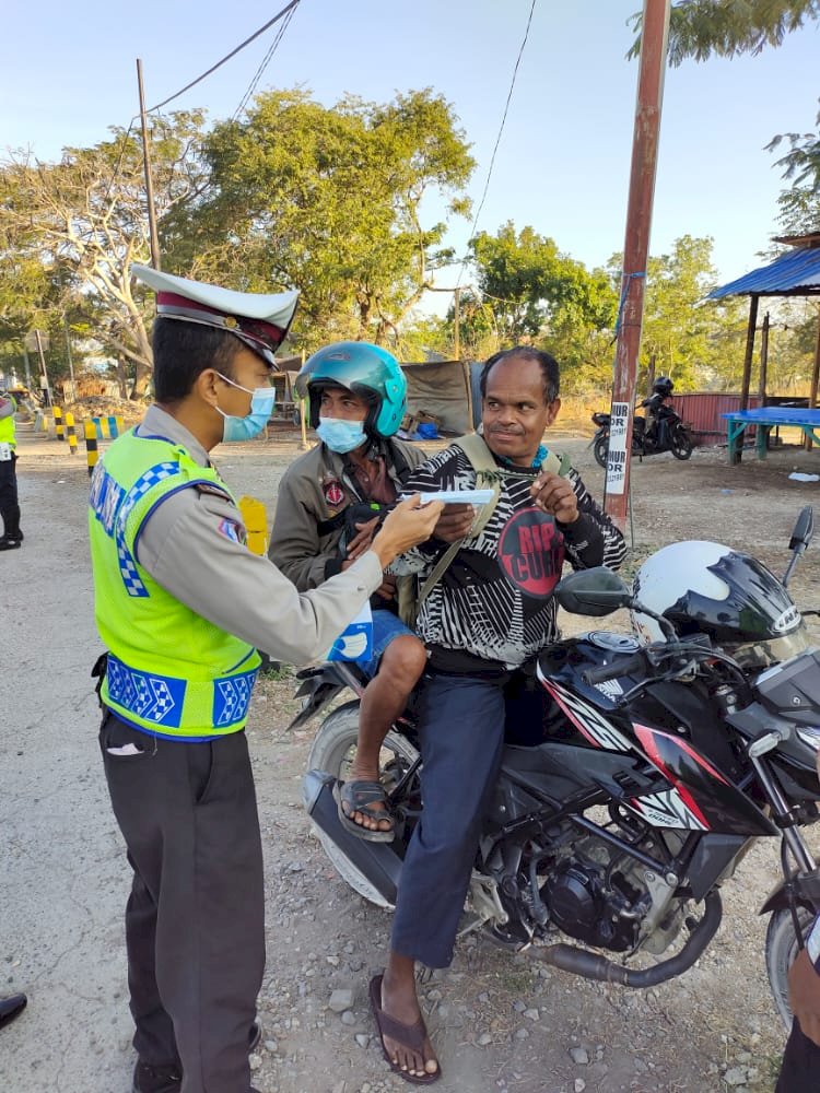 Sat Lantas Polres Kupang Kota Laksanakan Giat Dikmas Tentang Tertib Lalin Dan Himbau Patuhi Protokol Kesehatan