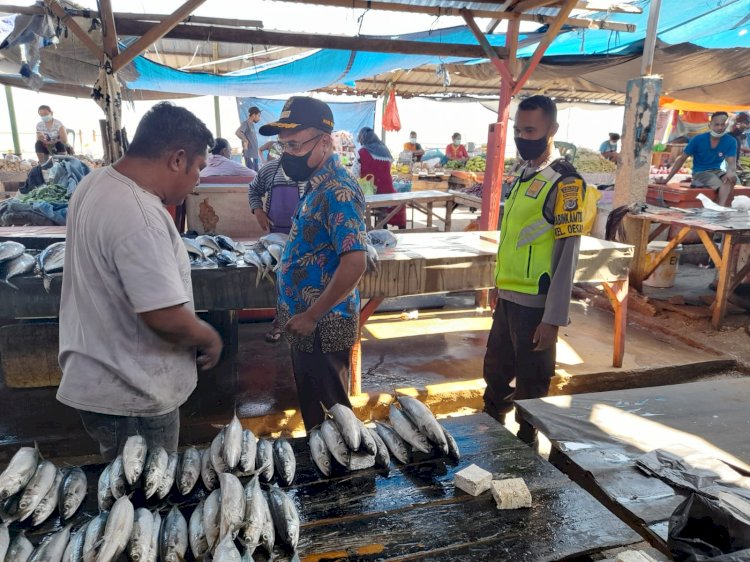 Himbau Protokol Kesehatan, Bhabinkamtibmas Polsek Kelapa Lima Laksanakan Operasi Yustisi Di Pasar Oesapa